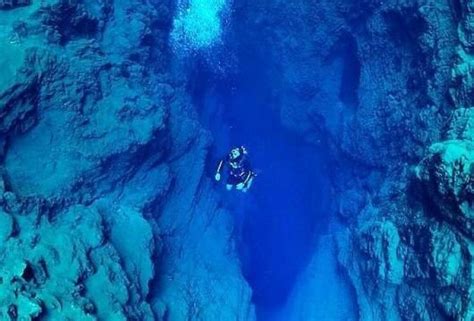 Lagoa Misteriosa Profundidade Mergulhador Atinge A Marca De 220 Metros