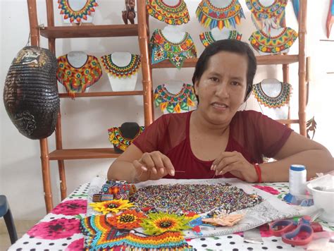 Artesanías de Colombia Bisutería con pepas de mostacilla en Putumayo