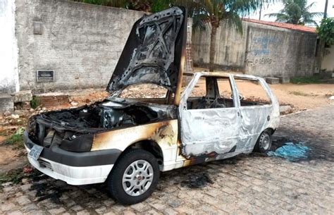 G1 Carro de agente penitenciária explode e pega fogo em frente a