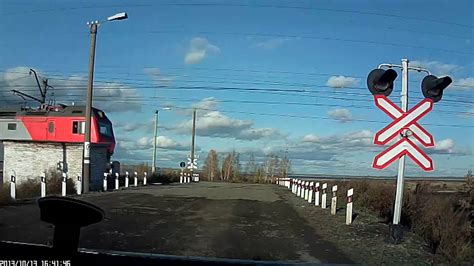 Проезд ЖД переезда на красный - YouTube