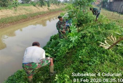 Satgas Citarum Sektor Karbak Bersihkan Sampah Di Sepanjang Sungai