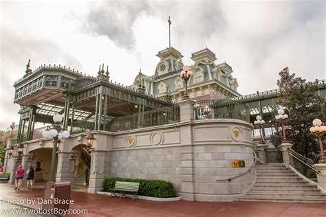 Main Street Station and Walt Disney World Railroad at Disney Character ...