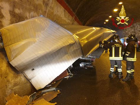 Incidente Sulla Palermo Mazara Furgone Si Schianta In Galleria