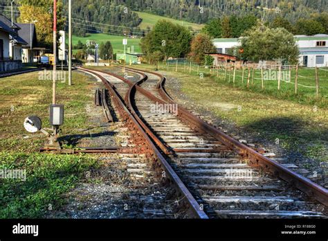 Gleis Schiene Schwelle Normalspur Holzschwelle Mutter Bahnsteig