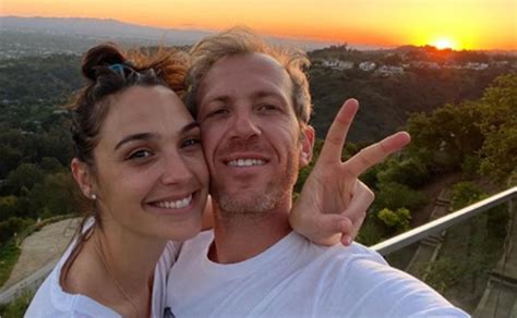 Con Foto De Gal Gadot Vestida De Novia Su Esposo Celebra 12 Años De