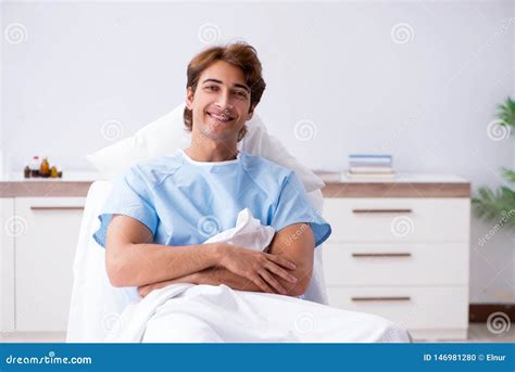 El Paciente Masculino Joven Que Miente En El Sof En Hospital Foto De