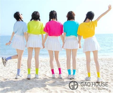Áo nhóm 7 màu phối chân váy xếp ly hot trend 2024