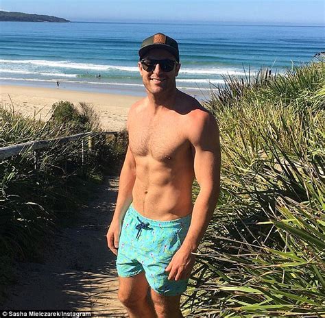 The Bachelor S Nikki Gogan Poses For Incredible Bikini Pic Daily Mail