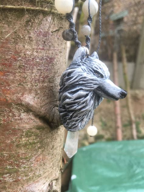 Lobo Blanco Y Su Cristal De Cuarzo Con Su Piedra De Luna Y Labradorita