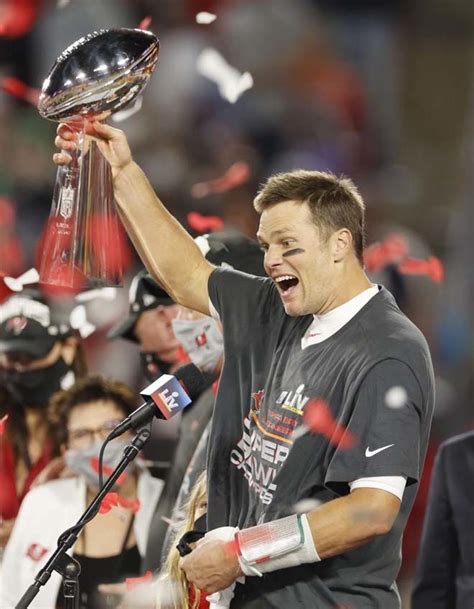 Super Bowl 2021 The Kiss Of Victory Gisele And Tom Brady Celebrate