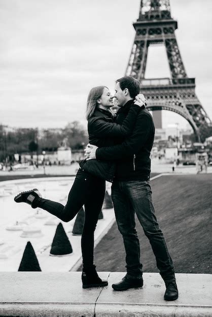 Premium Photo Beautiful Romantic Couple In Paris Near The Eiffel Tower