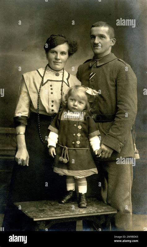 German soldier with his wife and daughter, WW1 Stock Photo - Alamy