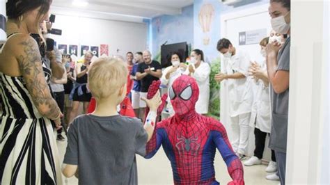 Menino que luta contra leucemia recebe visita de herói favorito no hospital