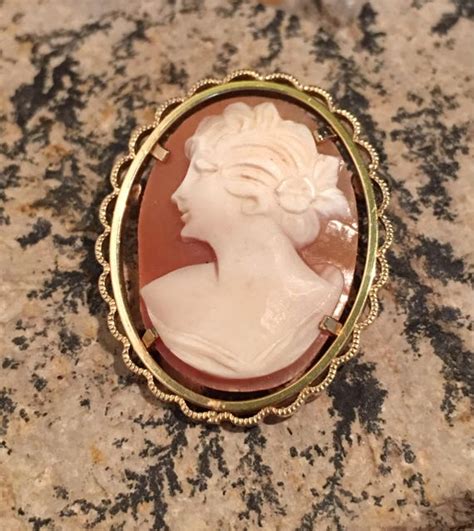 Beautiful Krementz Cameo With Gold Tone Setting Gem