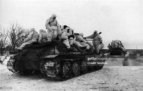 Battle of stalingrad, soviet t-34 tanks and infantry advancing on ...