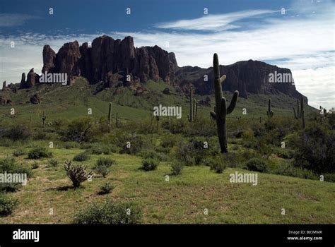 Ein Blick auf den Superstition Mountains an Lost Dutchman State Park ...