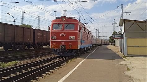 ЭП1-073 с поездом 250Н Адлер-Новокузнецк прибывает на станцию ...