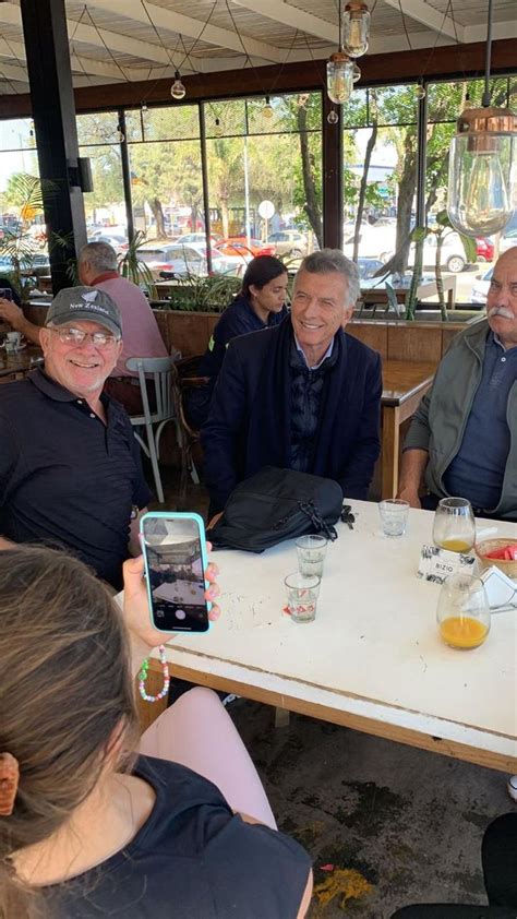 De Bar En Bar Y Mesa Por Mesa As Pidi Mauricio Macri El Voto Para