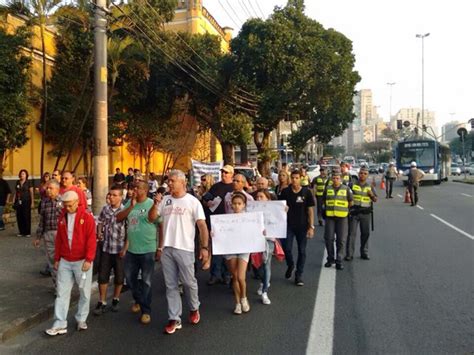 G1 Manifestantes protestam em SP contra suspensão de comboio da Rota