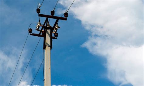 Cuánto mide un poste de luz estándar