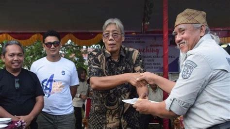 Bupati Jarot Harap PKL Yang Tempati Lapak Di Alun Alun Betah Dan Tak