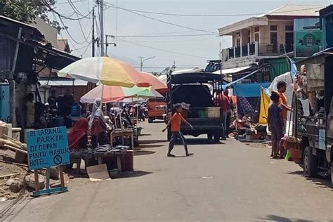 Penataan Pasar Kota Larantuka Buruk Banyak Pedagang Gelar Dagangan Di