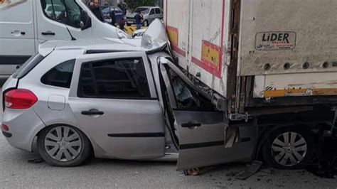 Konya da feci kaza Otomobil park halindeki TIR a çarptı 1 ölü 3