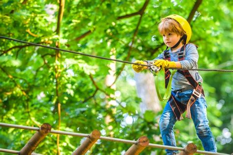 Enfant Jouant Sur L Aire De Jeux Parc De Cordes Enfants Actifs Escalade