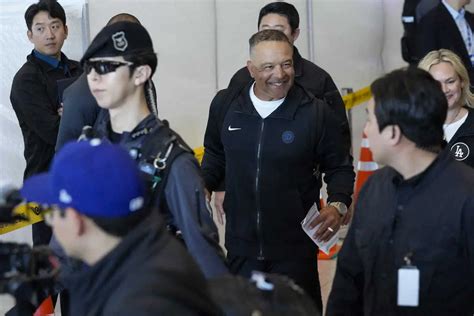 夫人（手前）とともに仁川国際空港に到着し、笑顔のドジャースのロバーツ監督（ap） ― スポニチ Sponichi Annex 野球