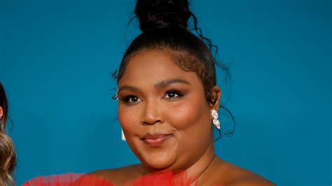 I M Emotional About Lizzo S Superhero Beauty Look In The Special