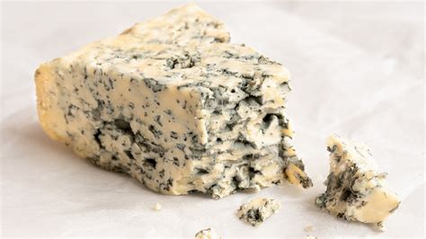 You Only Need 2 Ingredients To Transform Blue Cheese Into A Savory Sauce