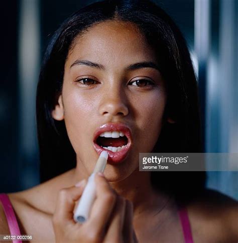 African American Applying Lipstick Photos Et Images De Collection