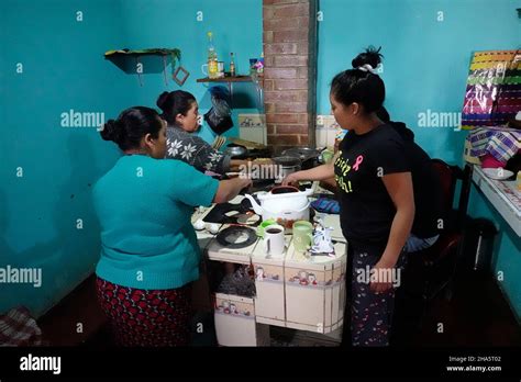 Guatemaltekische Frauen Machen Tortillas Fotos Und Bildmaterial In