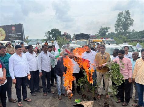 कोल्हापूर सांगली महामार्ग खड्डेमय स्वाभिमानीने ठेकेदार व प्रकल्प संचालकांचा प्रतिकात्मक पुतळ्या