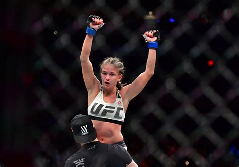 Karolina Kowalkiewicz Wypina Piersi Na Pla Y Gwiazda Mma Zachwyca W Bikini