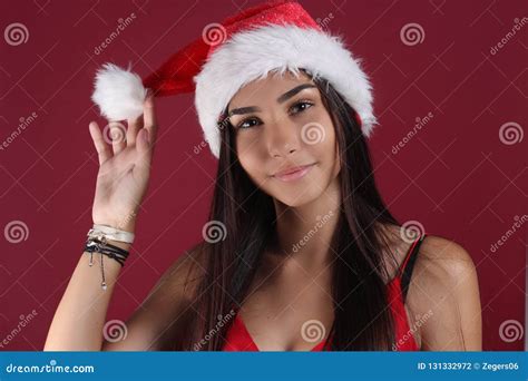 Il Bello Modello Femminile Di Latina Porta Il Cappello Di Santa Fotografia Stock Immagine Di