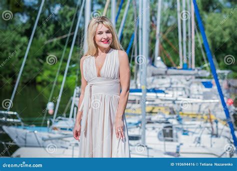 Gentille Femme Blonde Aux Vacances Dans Le Club Nautique Photo Stock Image Du Cheveu Regard