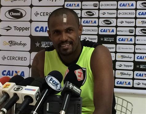 Volante Airton Exalta Semana De Concentra O No Botafogo Gazeta Esportiva