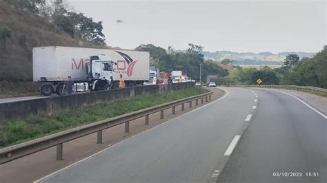 Colis O Entre Duas Carretas Interdita A Fern O Dias Em S O Sebasti O Da