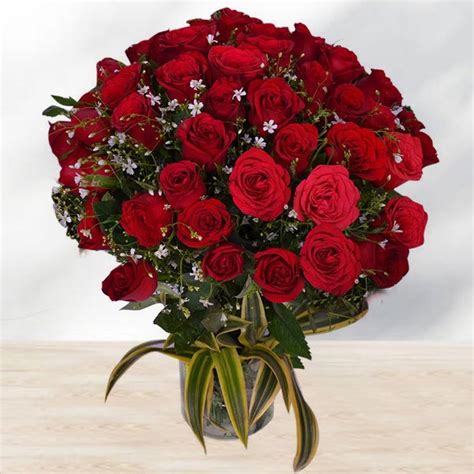 Send 30 Bright Red Roses In Glass Vase Online Gal22 108547 Talove