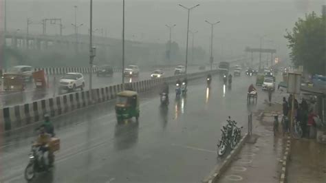 Parts Of Delhi Receive Light Spells Of Rain Minimum Temperature Rises To 7 Deg C