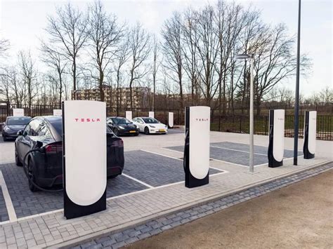 Ce putere au stațiile Tesla Supercharger V4