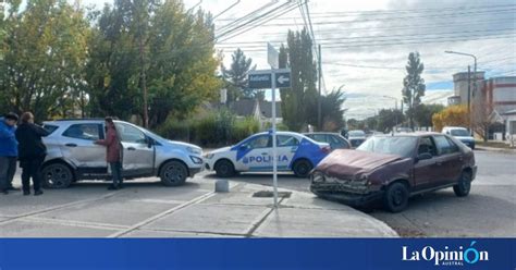 Tres Personas Hospitalizadas Luego De Un Fuerte Choque La Opini N Austral