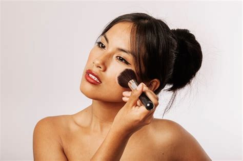 8 Tips Makeup Untuk Kulit Berminyak Ampuh Bikin Makeup Tahan Lama Dan