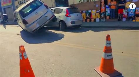 Homem Furta Ve Culo Faz Mulher Ref M Bate Carro Que Fica Dependurado