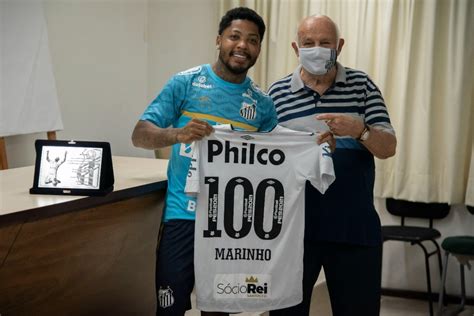 Após completar 100 jogos pelo Santos Marinho recebe homenagem de ídolo