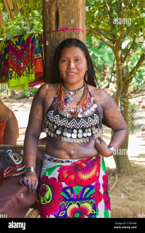 Mujer De La Tribu Indígena Embera Embera Village Panamá Fotografía De