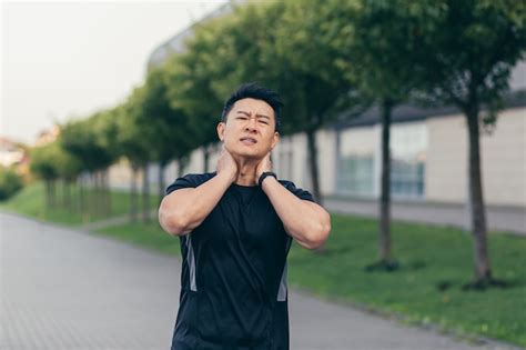 Atleta Asi Tico Masculino Corriendo En El Parque En Una Mochila Antes