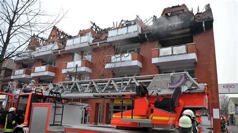 Feuer In Wohnhaus In Delmenhorst Zerst Rt Den Gasamten Dachstuhl