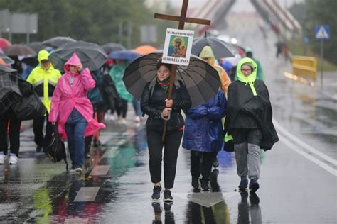 Pątnicy wyruszyli do Dąbrówki przed oblicze Matki Boskiej Królowej